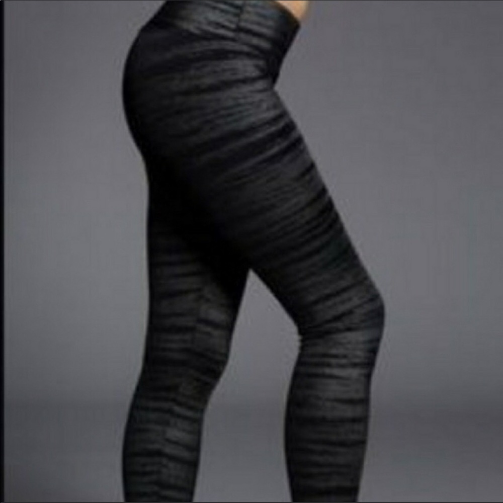 Onzie black striped shimmer print capri leggings  sz M/L